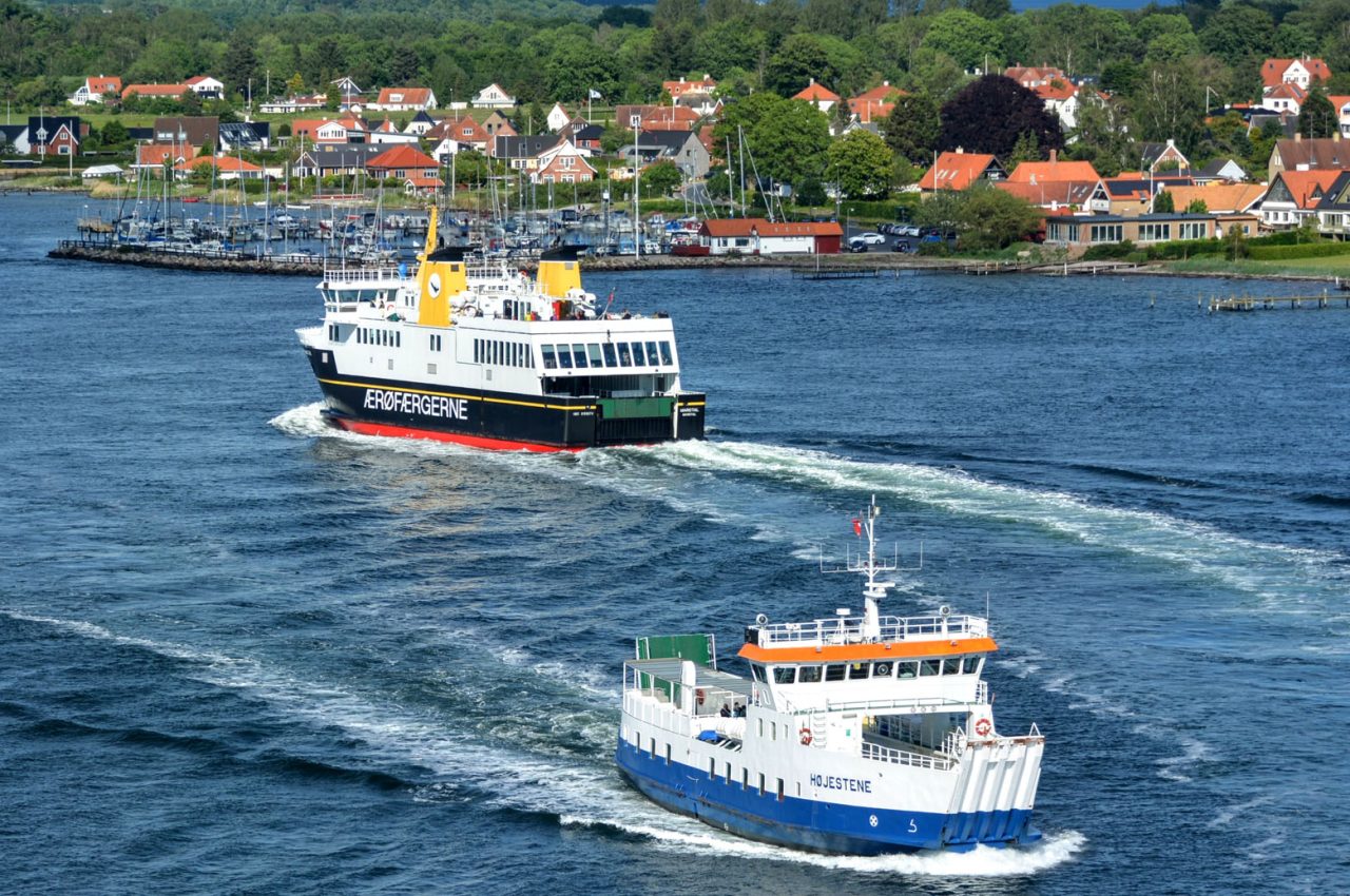 Ærøfærgen og Højestene, to færger der fører gæster der er på Øhop på Fyn rundt i farvandet